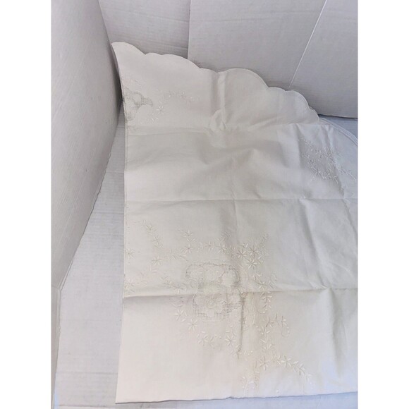 Vintage tablecloth Scalloped edge  60 X 60 white cotton - Picture 4 of 16